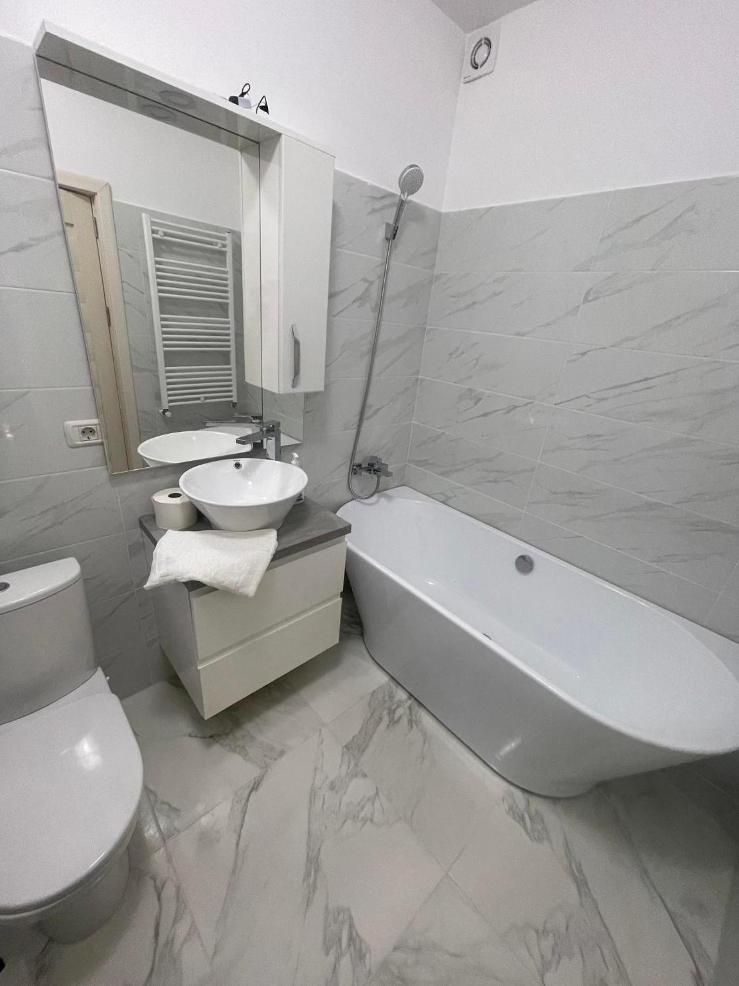 Luxury Apartment Pitesti Bagian luar foto