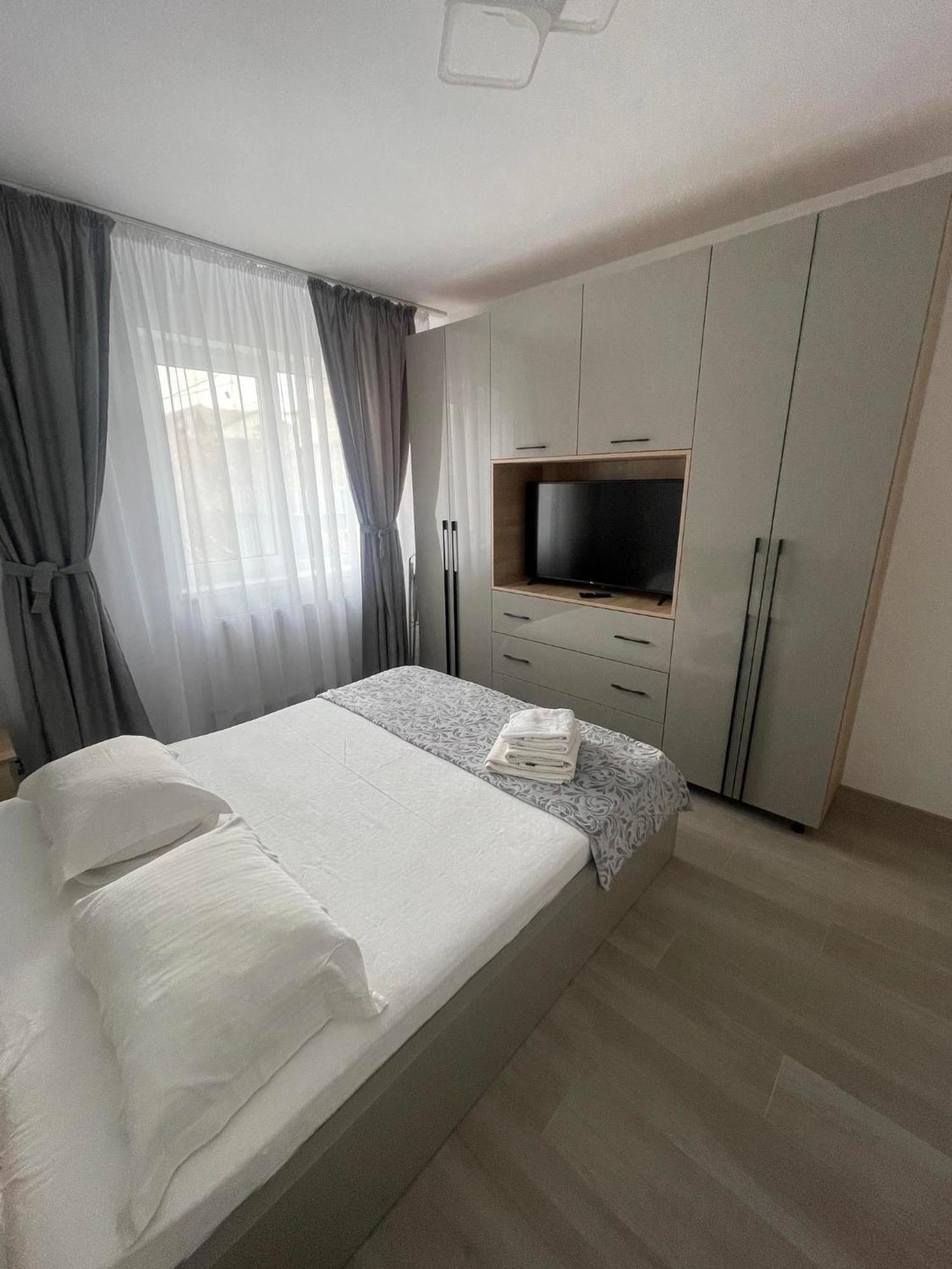 Luxury Apartment Pitesti Bagian luar foto